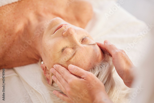 Fotografía Spa, head massage and senior woman at a spa for luxury, self care and facial healing treatment
