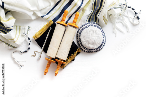 Obraz na plátně Torah scroll with a pointer, prayer shawl tallit and kippah on a light backgroun