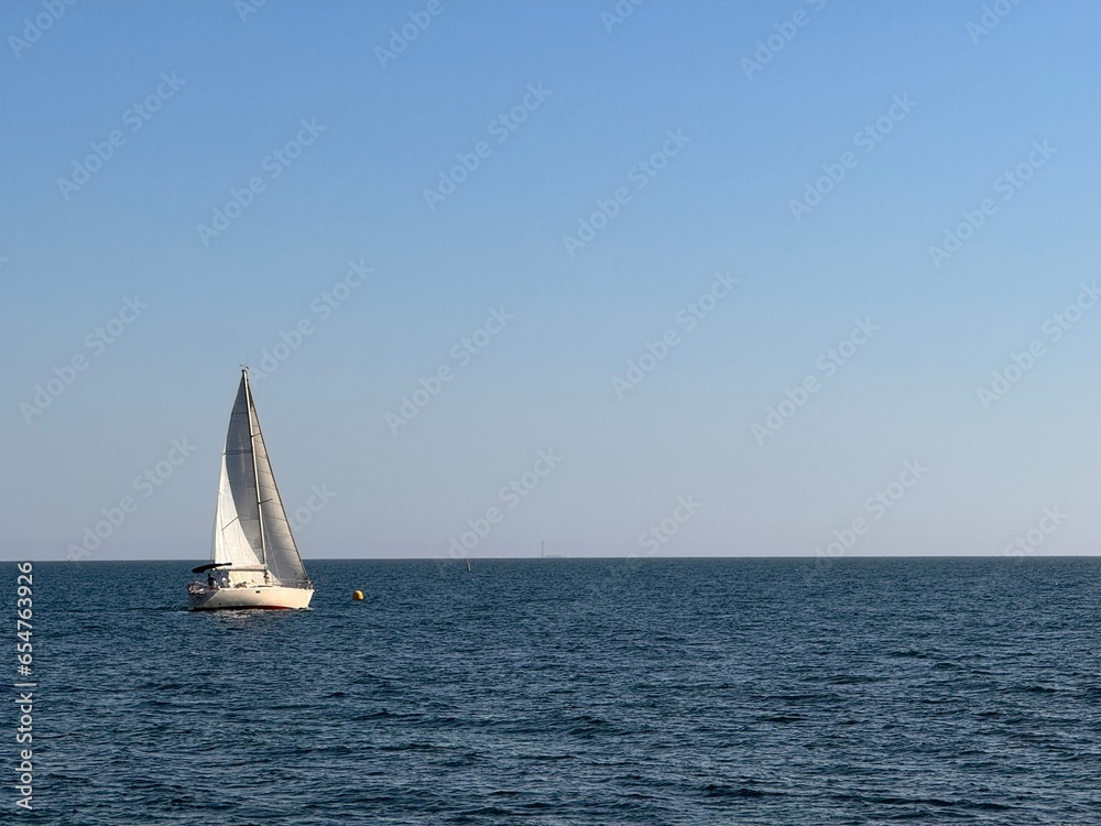 Un bateau vogue à l'horizon sur la Méditerranée