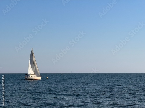 Un bateau vogue à l'horizon sur la Méditerranée