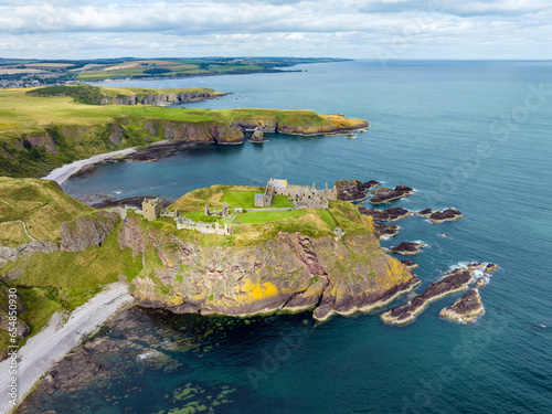 Luftbild von der Burgruine Dunnottar Castle an der Nordseeküste