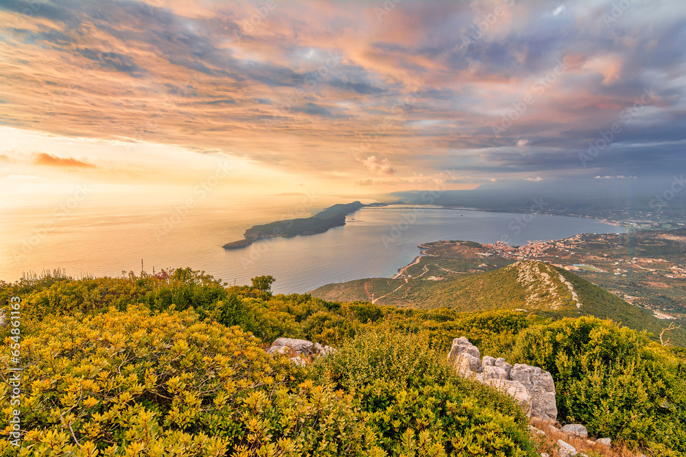 Obraz premium Top view of the iconic and picturesque town of Pylos and of the nearby island Sfaktirias, Messinia prefecture, Peloponnese, Greece