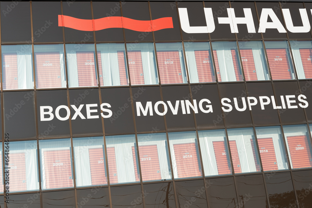 Foto de UHaul Rental location, featuring building with storage units