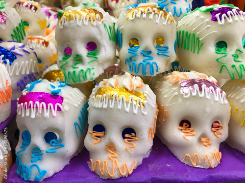 Conjunto de calaveras de azúcar de colores en el mercado decoradas para día de muertos. Concepto del Día de los Muertos. Día de Muertos, Calaveritas de Azúcar.