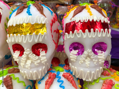 Calaveras de azúcar en el mercado decoradas para día de muertos. Concepto del Día de los Muertos. Día de Muertos, Calaveritas de Azúcar.
