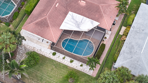 Tableau sur toile Above drone photo of screened in pool and lanai in florida houses