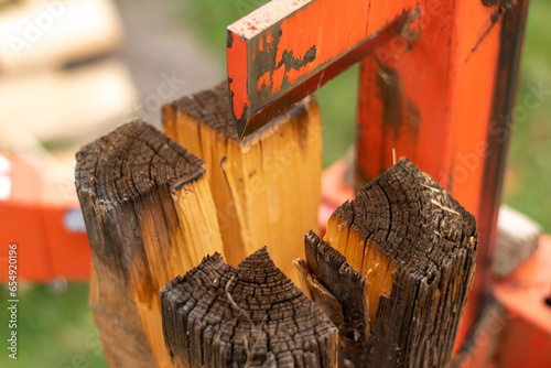 Fotografie close up of splitting firewood on a splitter machine