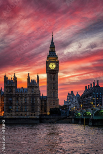 Photography Beautiful view of the illuminated Big Ben clock tower at Westminster, London, En