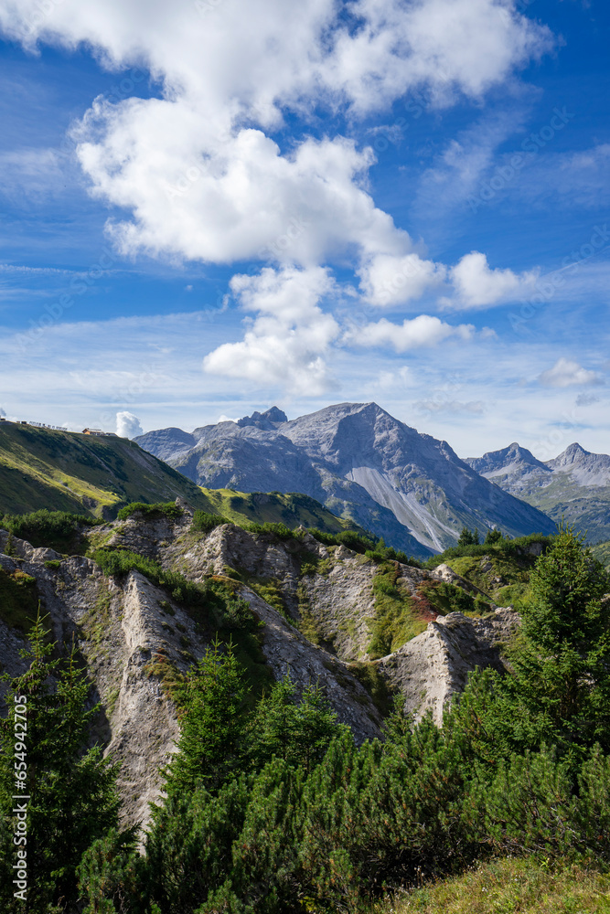 Naklejka premium Mountain landscape with clouds and endless view