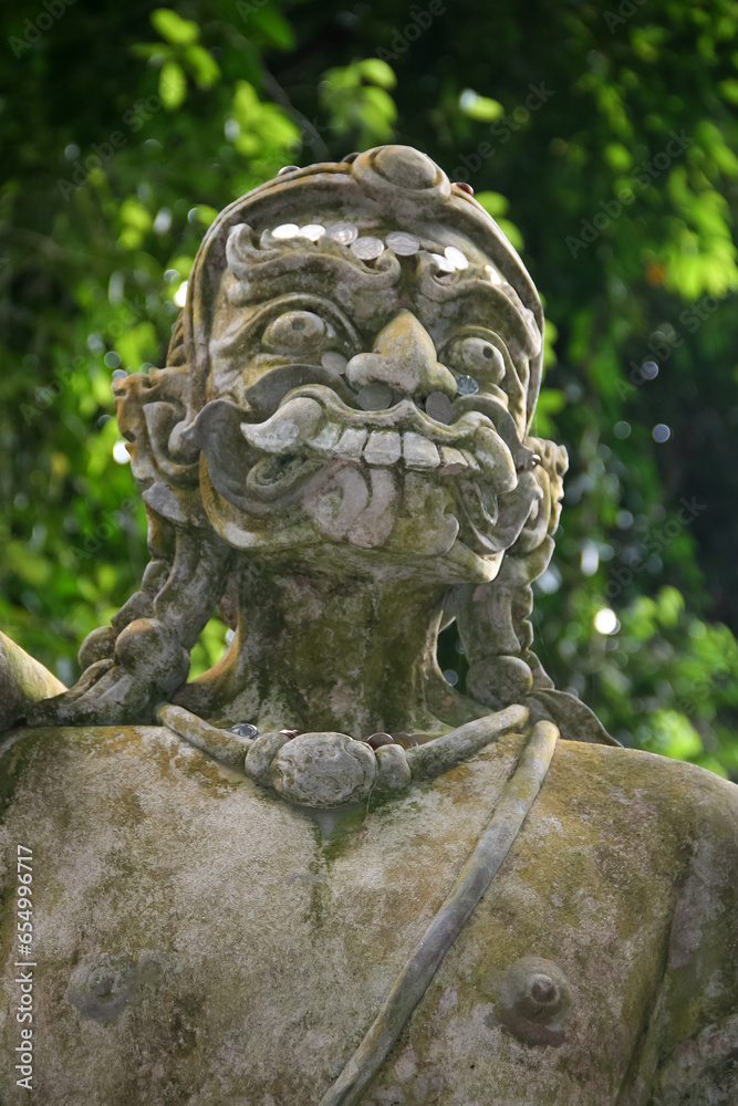 Obraz premium Buddha statues in secret magic garden on Koh Samui, Thailand. Ancient stone statues in secret Buddhism Magic Garden, Koh Samui, Thailand. A place for relaxation and meditation.