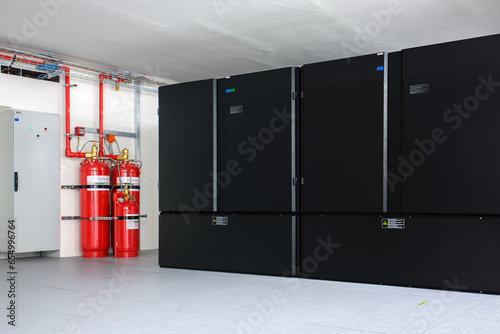 Clean agent fire suppression system used in data centers, backup battery rooms, electrical rooms (under 400 volts), sub-floors or tape storage libraries.
