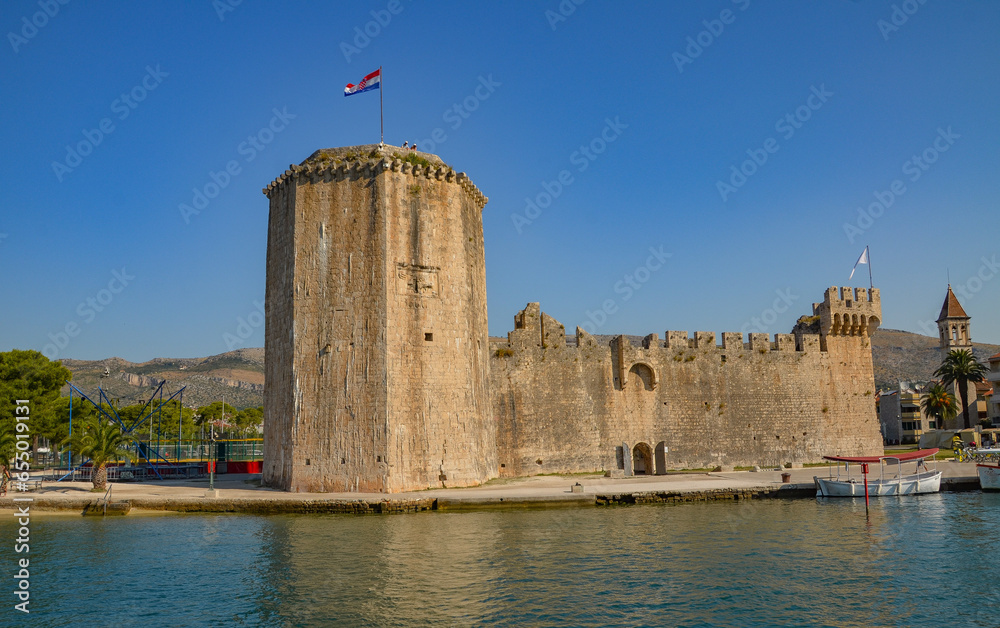 Twierdza Kamerlengo (chorw. Kaštel Kamerlengo ) – zamek z XV wieku w Trogirze w Chorwacji, część zabytkowego miasta Trogir