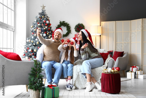 Happy family in santa hats ...