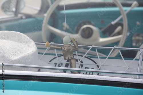 Elvis Presley in einem Oldtimer
