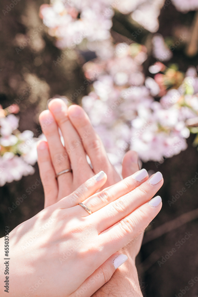 Fototapeta premium 夫婦の結婚指輪 wedding rings on hands