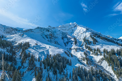 Traumhafte winterliche Hochgebirgslandschaft bei Schröcken im Bregenzerwald