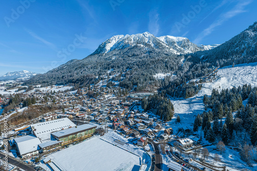 Ausblick auf Oberstdorf rund um die Eissporthalle, die Nebelhornbahn und die Schattenbergschanzen im Winter