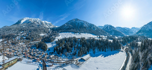 Winterliches Alpenpanorama bei Oberstdorf im Oberallgäu