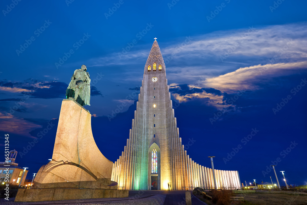 Hallgrimskirkja lutheran church and Skolavorduholt statue at dusk, Reykjavik, Iceland - obrazy, fototapety, plakaty 