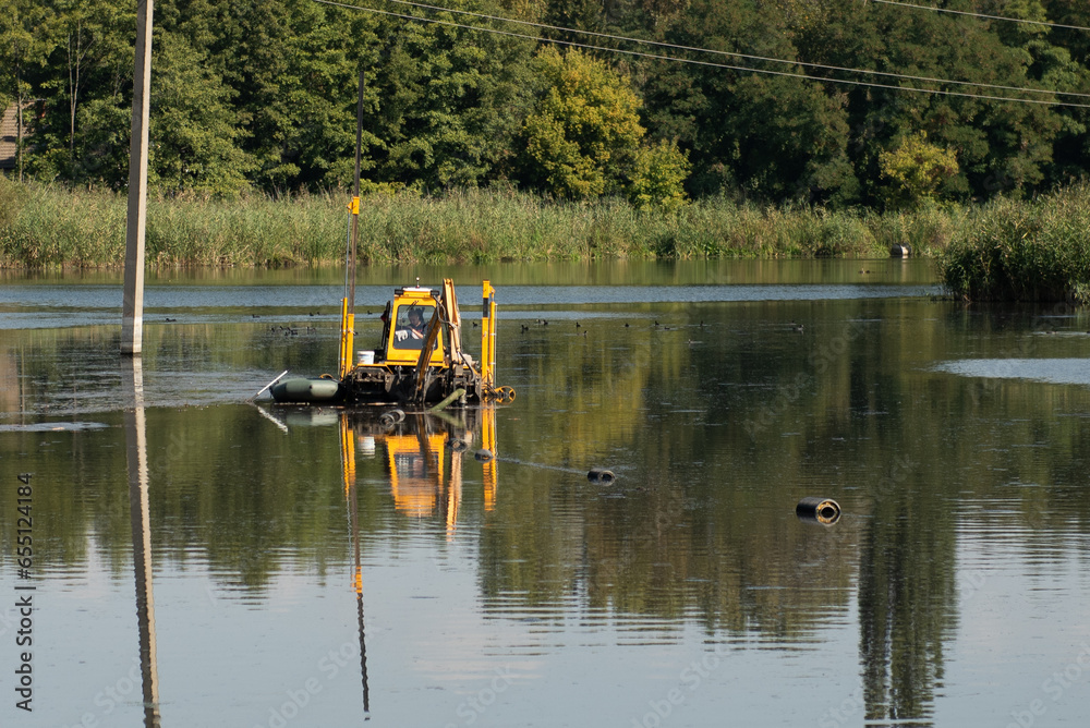 Floating excavator for cleaning ponds, hydraulic works, emergency