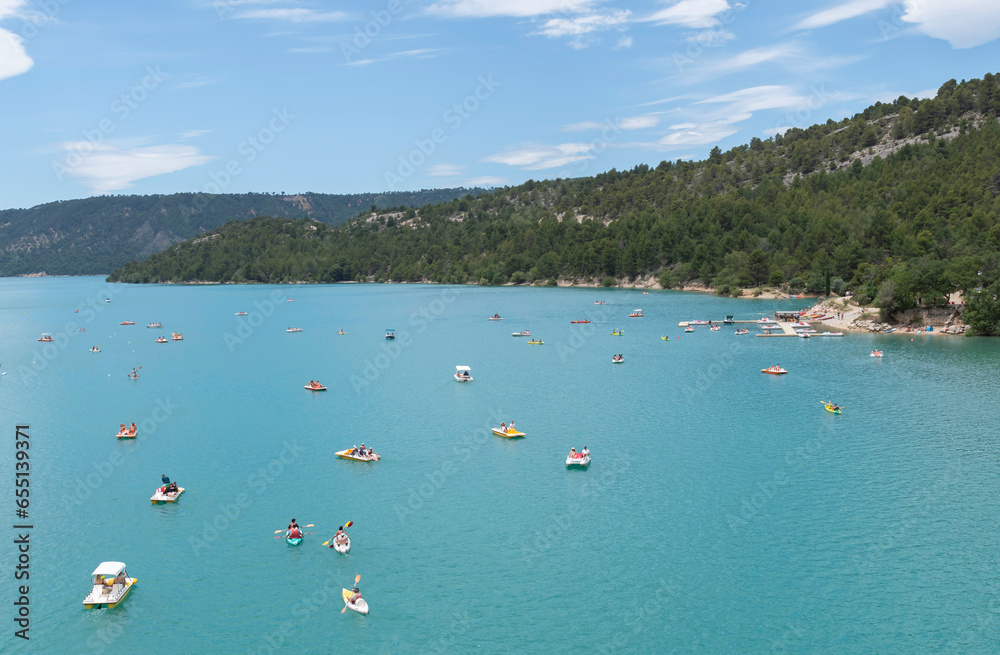 Obraz premium Lac de Sainte Croix près du village de Moustiers-Sainte-Marie, village Provençal près du plateau de Valensole, sud de la France. 