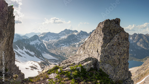 Samotna skała z widokiem na pasmo górskie