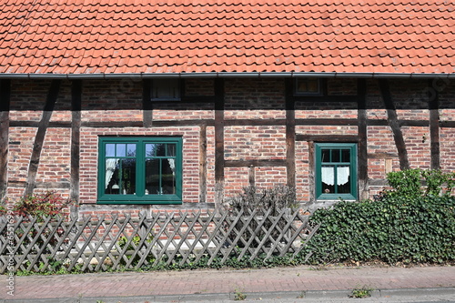 Fachwerkfassade hinter Jägerzaun in Schaumburg