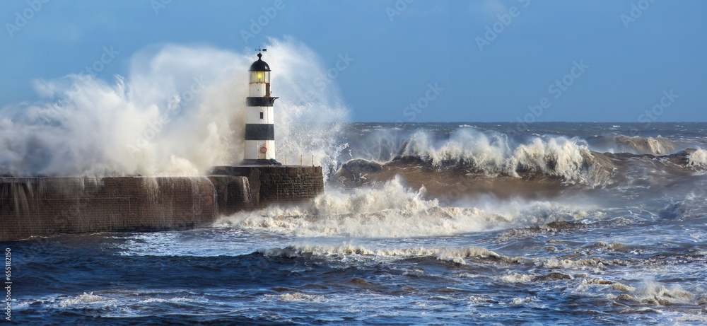 Waves crashing over Seaham Lighthouse in the northeast of England. - obrazy, fototapety, plakaty 