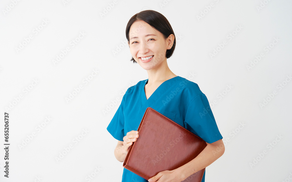 笑顔の女性の医者のポートレート　白背景　カメラ目線