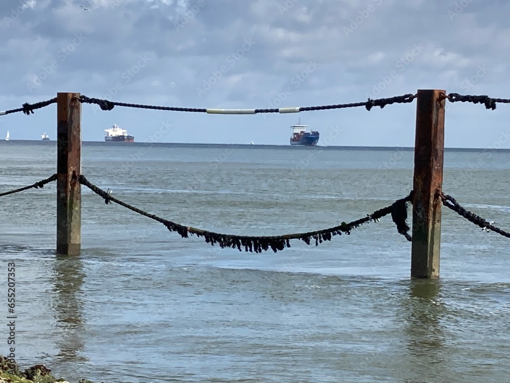 Blick durch Seile am Hafen Cuxhaven auf die Nordsee Blick durch Seile am Hafen Cuxhaven auf die Nordsee