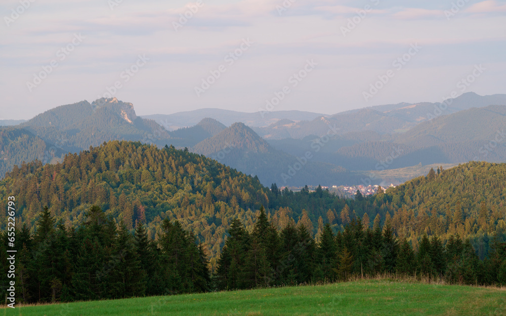 Pieniny o zachodzie słońca w oddali Trzy Korony