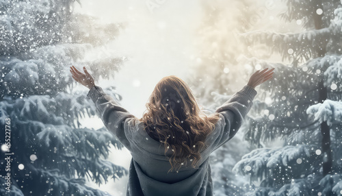 Enjoyment in winter - a woman throws snow up © terra.incognita
