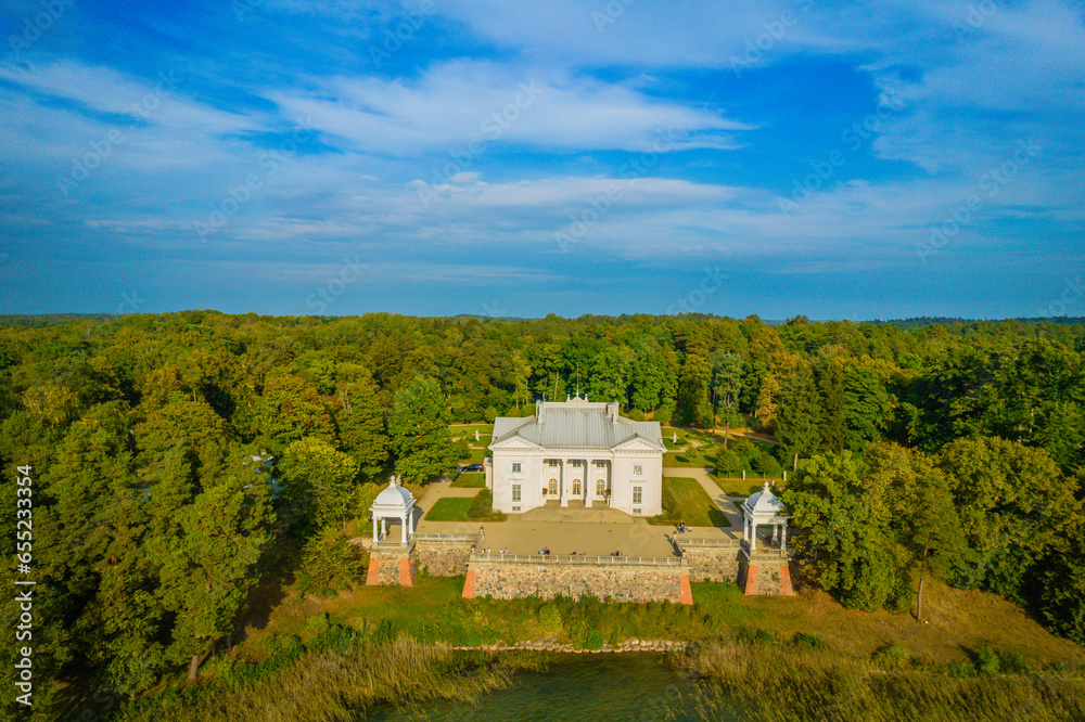 Obraz premium Aerial drone view shot of Uzutrakis Manor in Trakai Galve lake, Lithuania during daylight in autumn