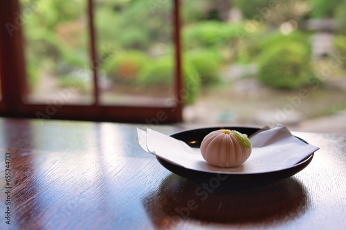 和菓子、冷えた日本の抹茶のある伝統的な古い日本家屋と日本庭園