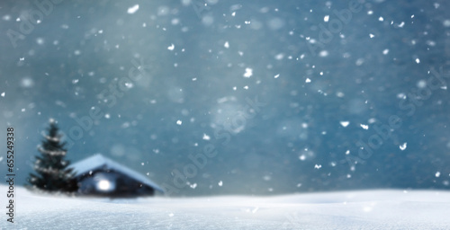 Weihnachtshütte mit Weihanchtsbaum in einer verschneiten Landschaft mit Fokus...