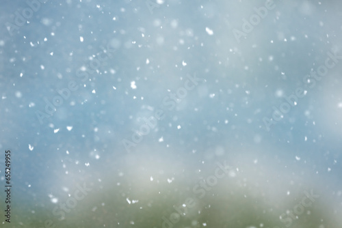 Unscharfer Winterhintergrund mit Schneeflocken