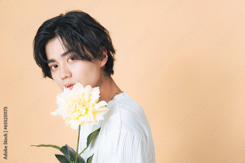 ジェンダーレスメイクをした若い男性　メンズコスメ　スキンケア　美容