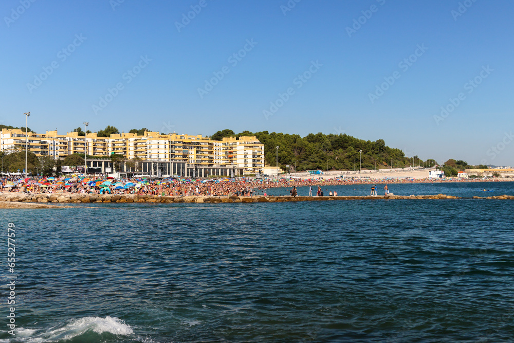 Naklejka premium Landscape over Santa Maro de Oeiras beach, full of people in September 2023 with temperatures above 35 degrees, Portugal
