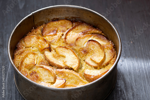 Obraz na płótnie rustic apple cake in baking tin w salonie