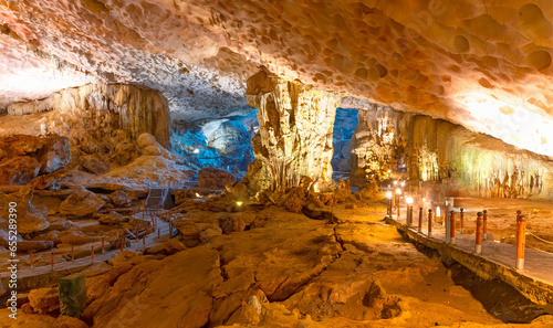 Quadro su tela Hang Sung Sot Cave or Surprise Cave in Halong bay, Vietnam.