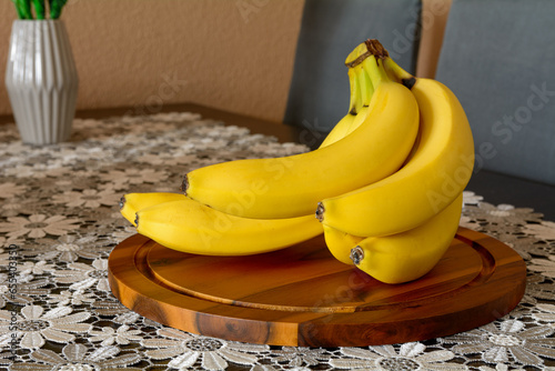świeże banany na stole photo