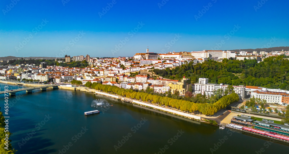 Cidade de Coimbra e Universidade de Coimbra em vista aérea desde a margem esquerda do Mondego. 