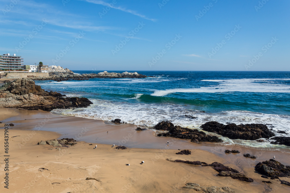ondas quebrando na areia da  Praia Cochoa, Reñaca,  Viña del Mar, Concón, Valparaíso, Chile