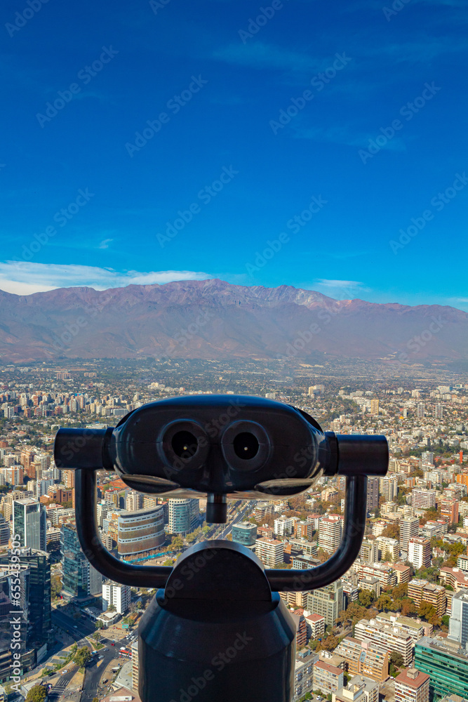 binóculos e a  vista  aérea e os prédios da cidade de Santiago capital do Chile cordilheira dos Andes