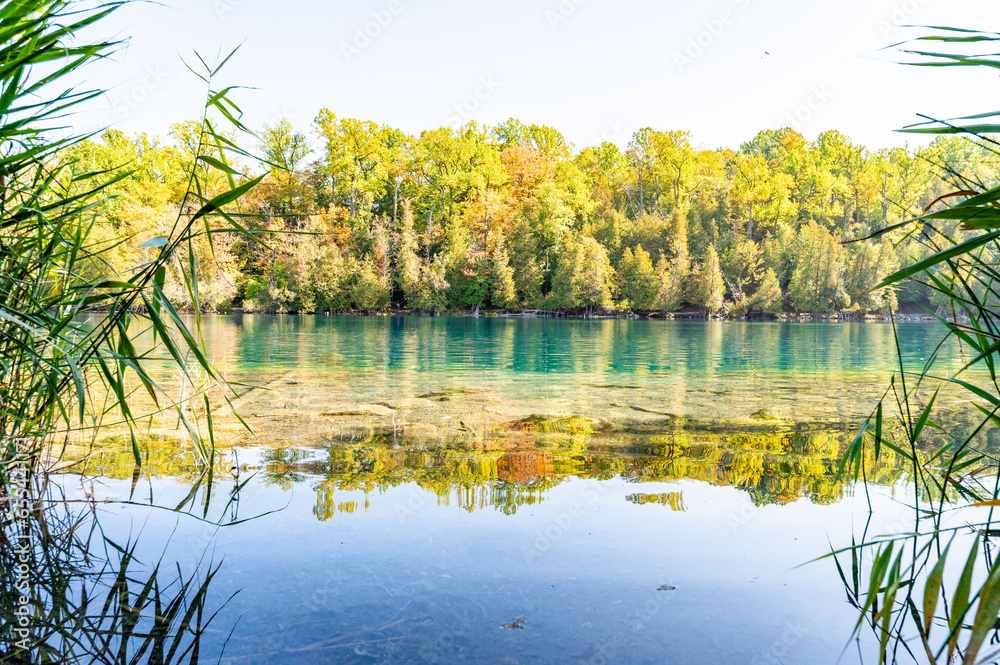 Fototapeta premium Green Lakes State Park: Syracuse, NY's natural gem featuring emerald lakes and scenic trails, ideal for outdoor enthusiasts and nature lovers
