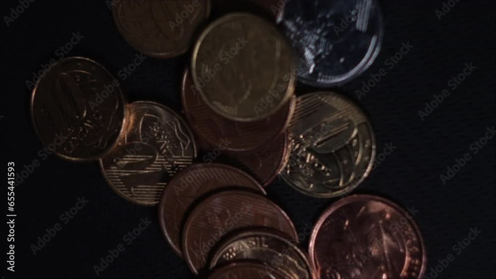 Moeda real do Brasil até hoje

economia do país brasileiro

pessoas segurando moedas no Brasil

Moeda brasileira perdendo valor
