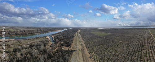 Tableau sur toile Panoramic of California Levee System in Sutter County