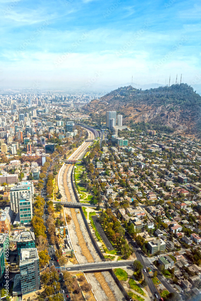 rio Mapocho perspectiva aérea e os prédios da cidade de Santiago ...