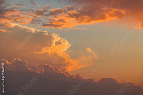 Obraz na płótnie A close-up shot capturing the breathtaking beauty of the sunset-lit clouds over Lake Hefner w salonie