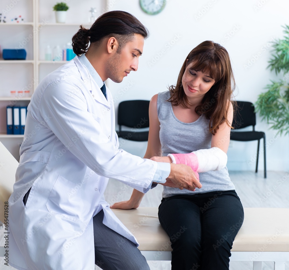 Young woman visiting male doctor traumatologist Young woman visiting male doctor traumatologist